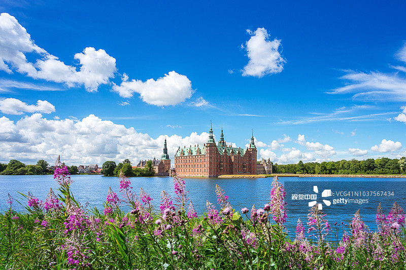 丹麦哥本哈根附近带有粉色花朵的希勒勒城市和池塘的腓特烈堡城堡景观图片素材