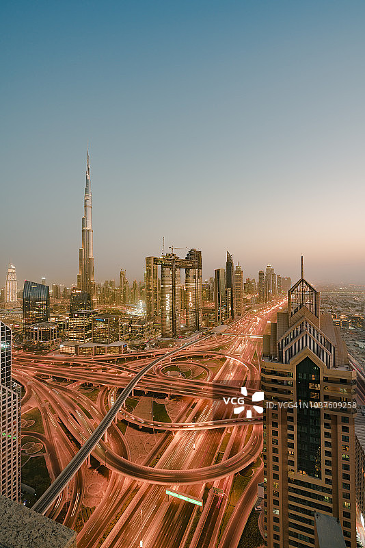 日落时分的迪拜天际线图片素材