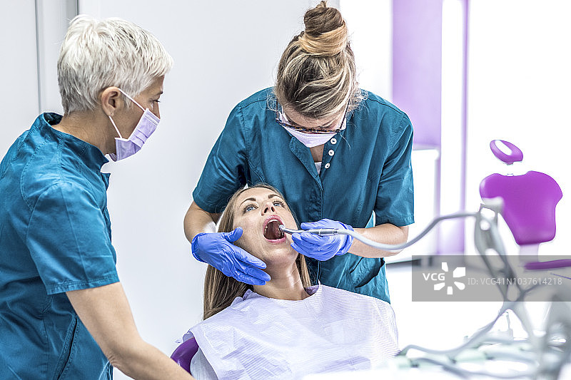 女牙医和病人图片素材