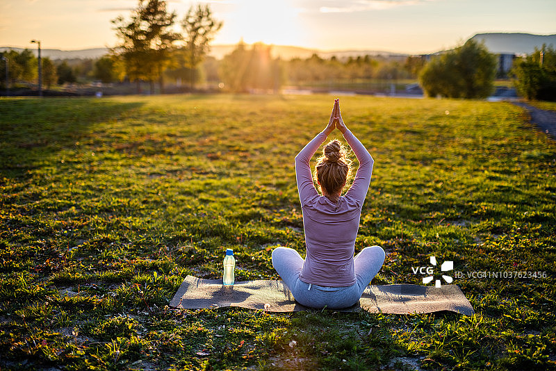 日出时分的自然瑜伽图片素材