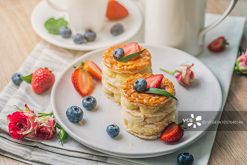 蓝莓和草莓甜蛋糕图片素材