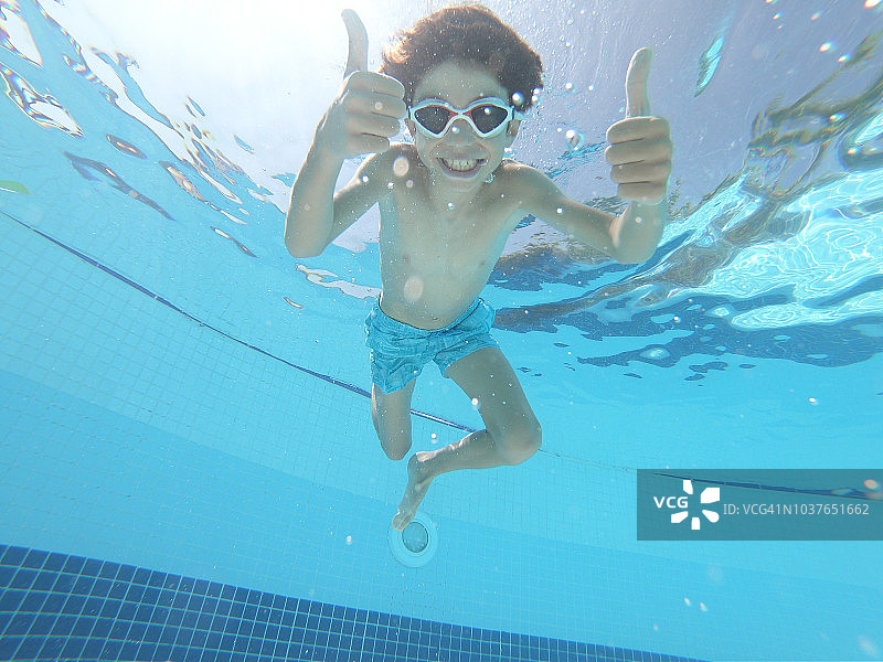 男孩在游泳池水下游泳图片素材