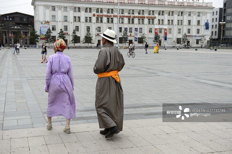 在蒙古乌兰巴托的成吉思汗广场的两名老年夫妇图片素材