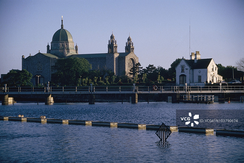 戈尔韦大教堂，科里布河，戈尔韦，戈尔韦郡，爱尔兰图片素材