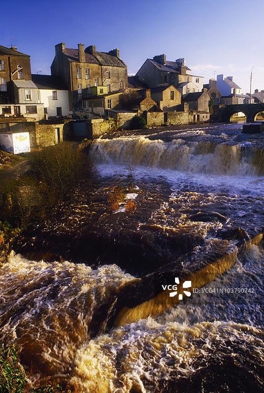 爱尔兰克莱尔郡的伊尼斯蒂蒙，伊纳赫河图片素材
