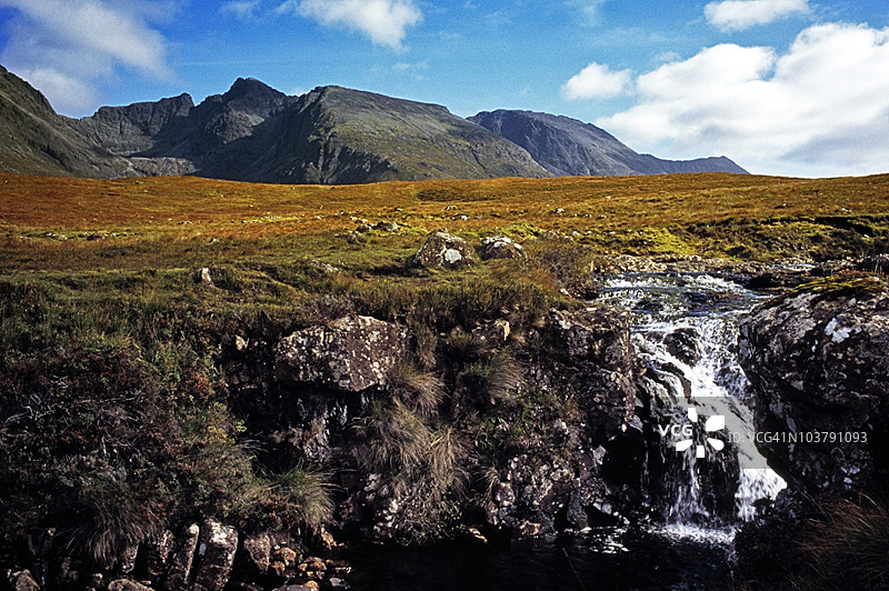 苏格兰高地的田野与溪流图片素材