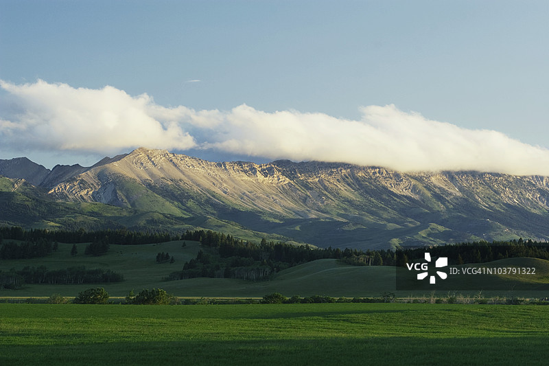 加拿大阿尔伯塔省的利文斯顿山脉图片素材