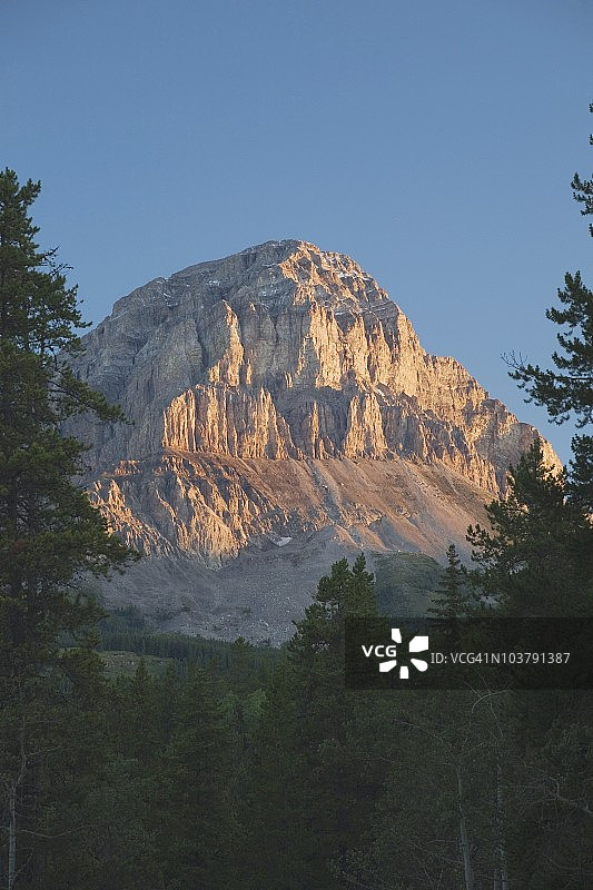 日出时分的加拿大艾伯塔省乌鸦巢山口乌鸦巢山图片素材