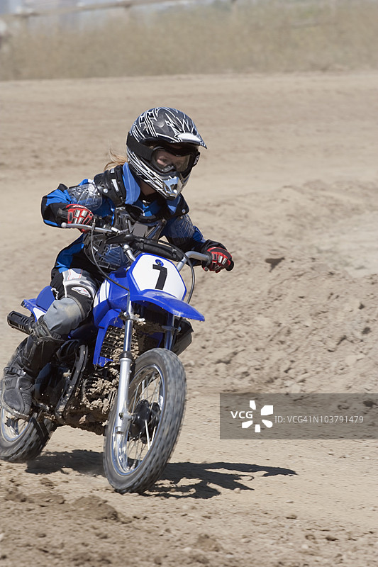 骑摩托越野车的人图片素材