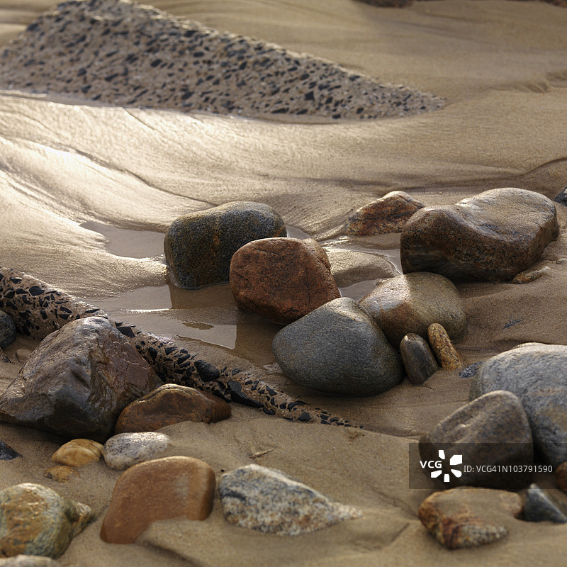 湿润的岩石在海滩上，萨格港，纽约，美国图片素材