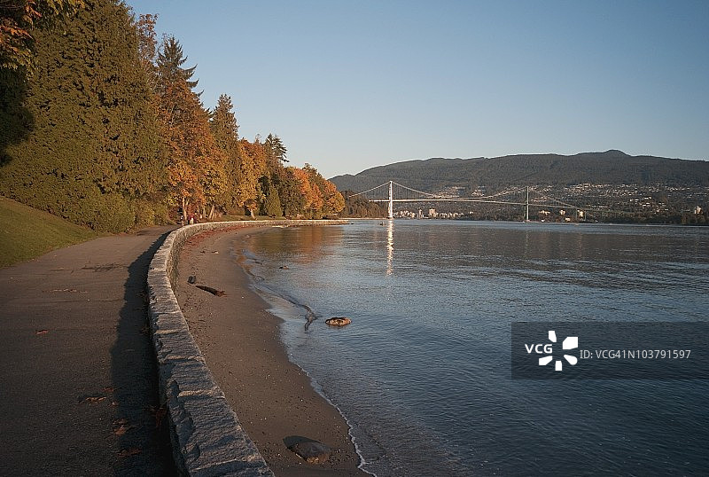 不列颠哥伦比亚省温哥华斯坦利公园的水边步道图片素材