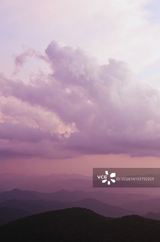 日落时分群山上空的云彩图片素材