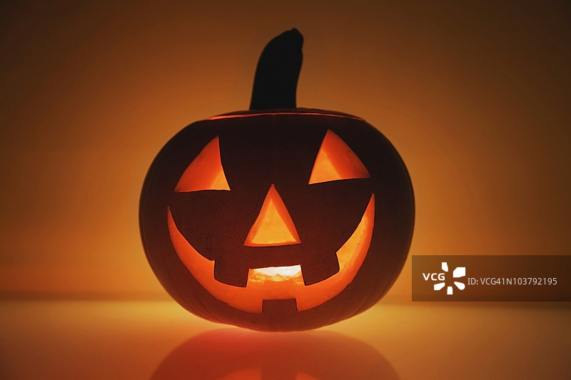 一个雕刻成快乐面孔的南瓜图片素材