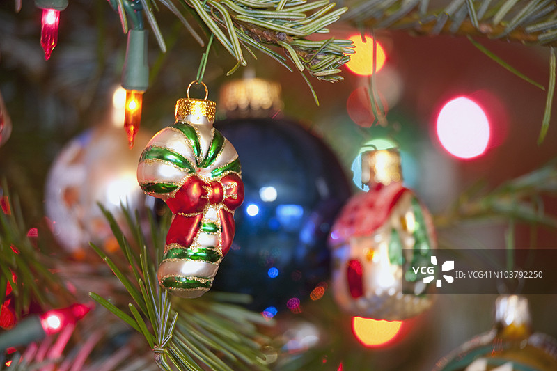 圣诞树上的装饰品图片素材