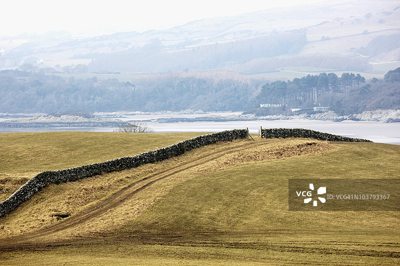 一堵石头围栏横跨田野图片素材
