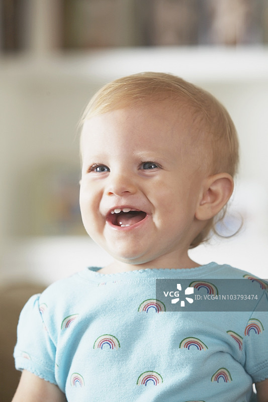 一个快乐的小女孩图片素材