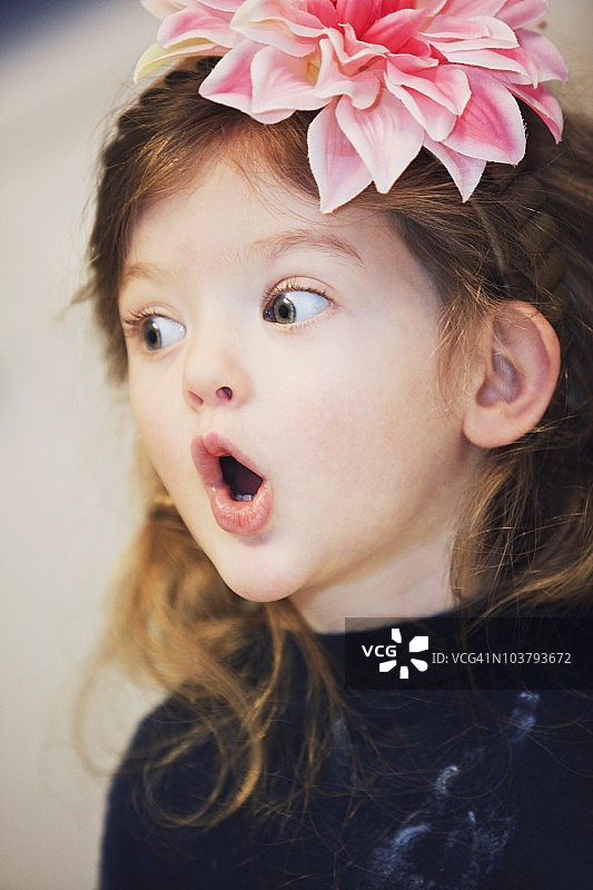 面带惊讶表情的年轻女孩图片素材