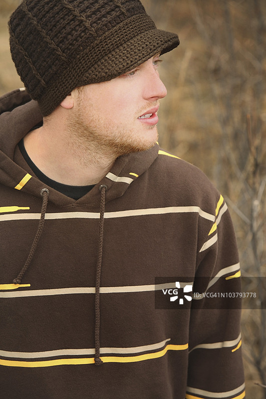 戴帽子的年轻人图片素材