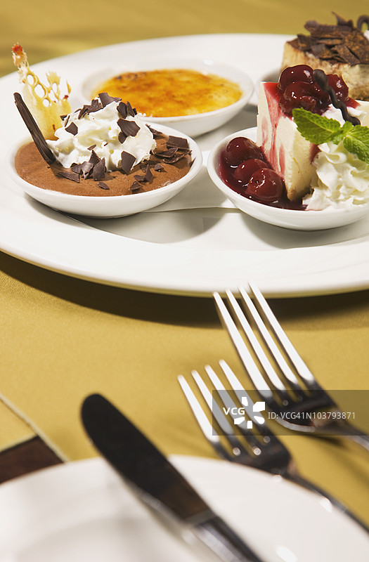 一盘多种甜点放在桌子上图片素材