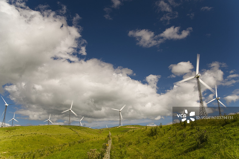 田野中的风力涡轮机图片素材
