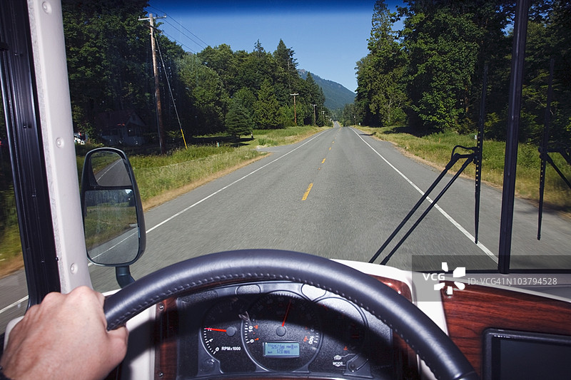 在雷尼尔山国家公园的运输卡车前窗看到的公路景色图片素材