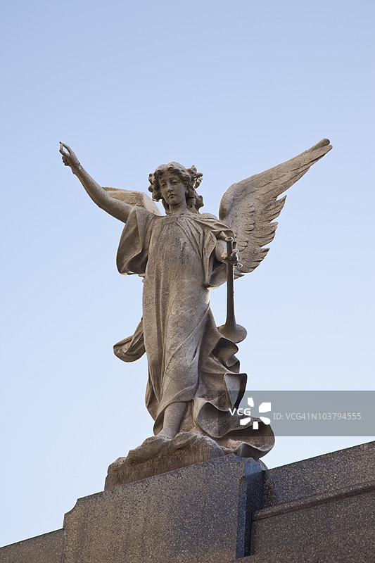 雷科莱塔公墓中的天使石像图片素材