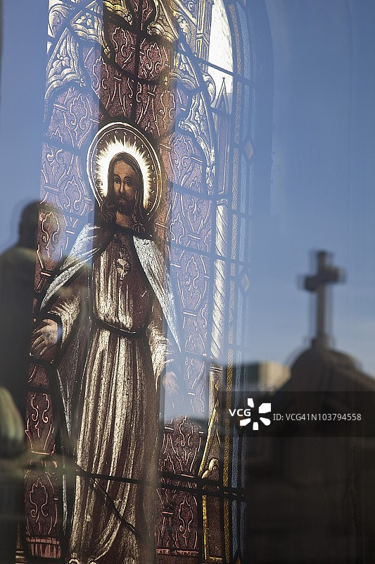 耶稣在雷科莱塔公墓的十字架倒影彩绘玻璃窗图片素材