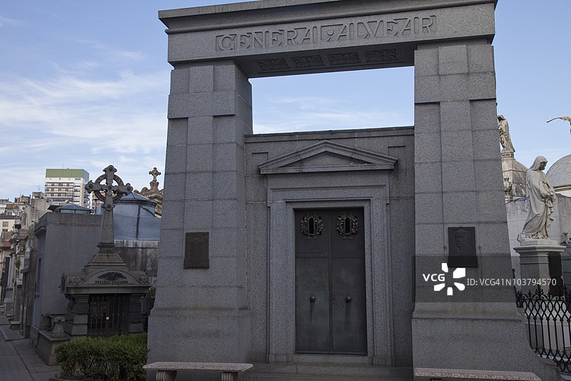 雷科莱塔公墓中的一座陵墓图片素材