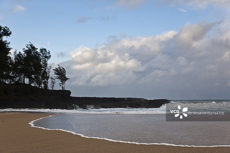 破浪冲刷着卢马海海滩的沙滩图片素材