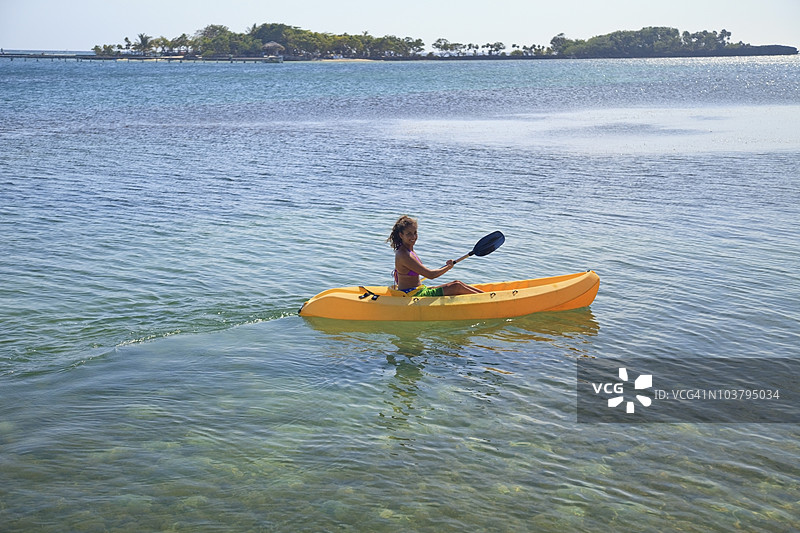 一位年轻女性在安东尼的钥匙度假村划皮划艇图片素材