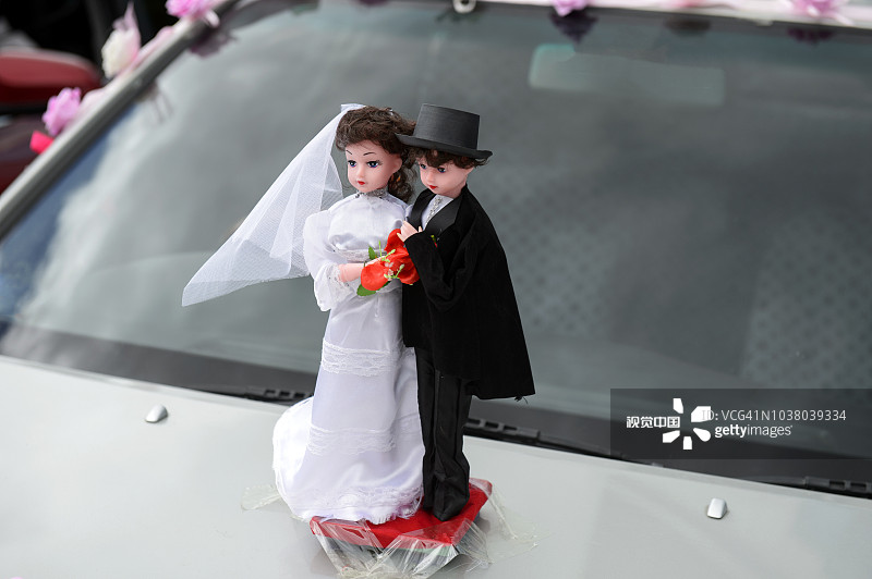蒙古乌兰巴托婚车玩偶特写图片素材
