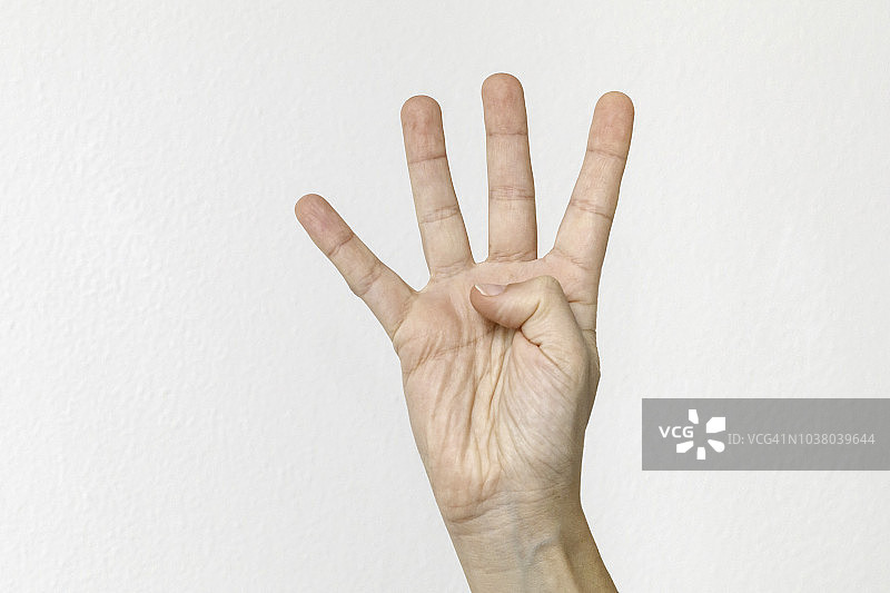 年轻女子的手势：数字四图片素材