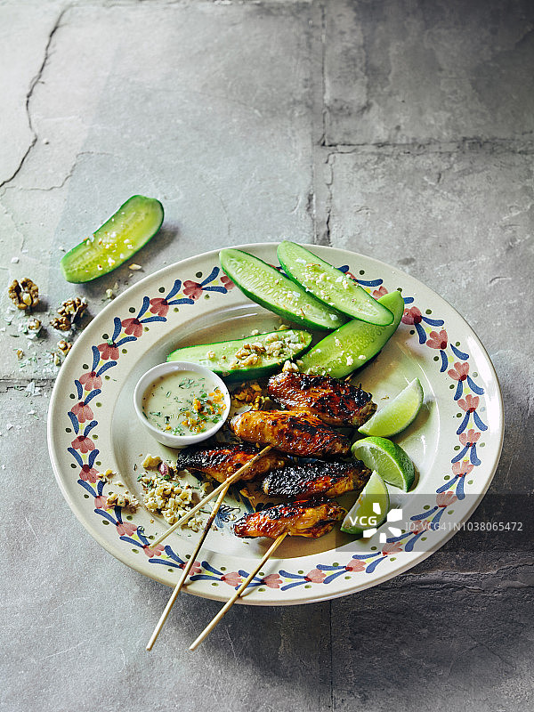 烤沙爹鸡翅配花生酱图片素材