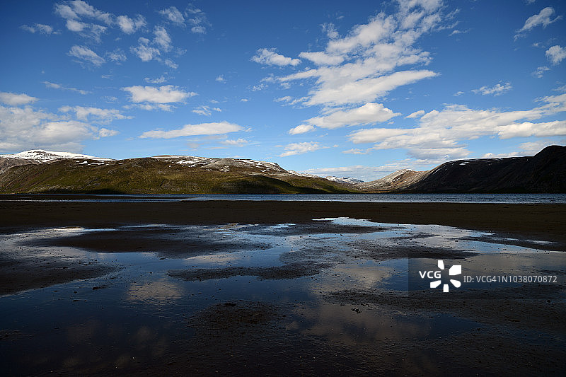 挪威北部奥斯特塔纳河口山景图片素材