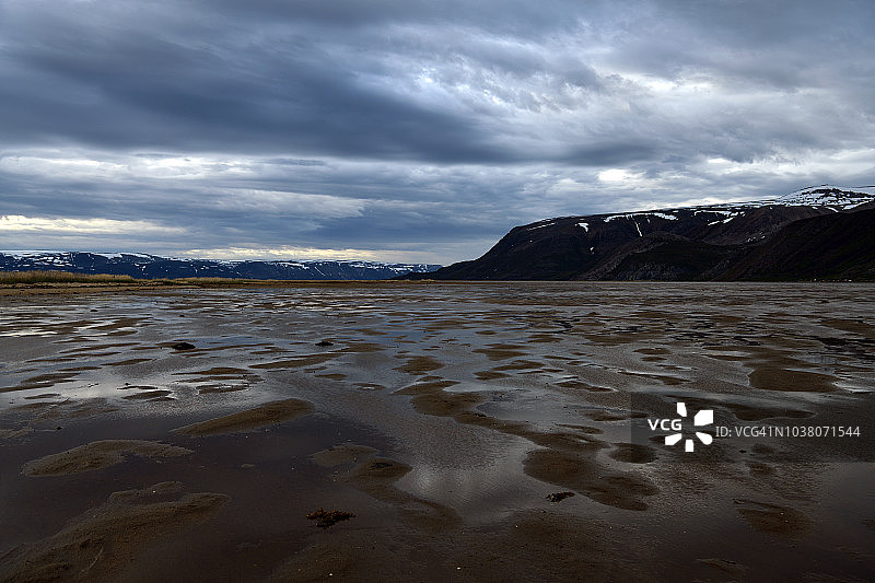 挪威北部奥斯特塔纳河口山景图片素材