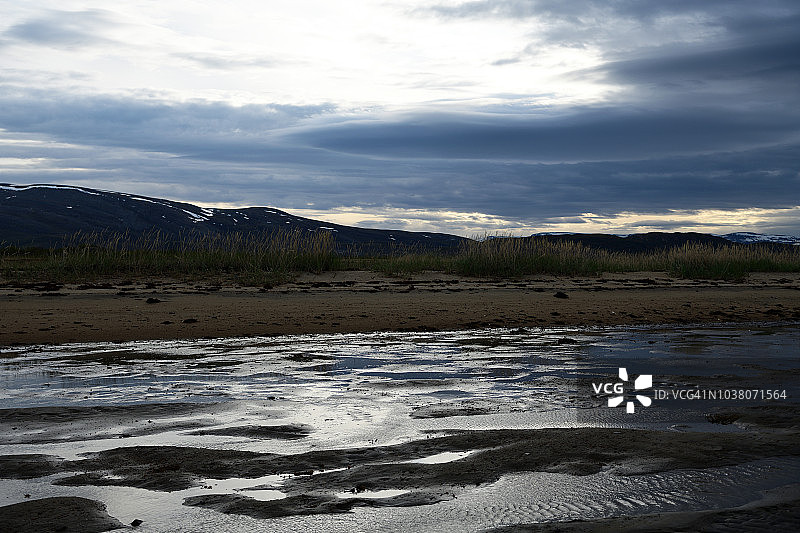 挪威北部奥斯特塔纳河口山景图片素材