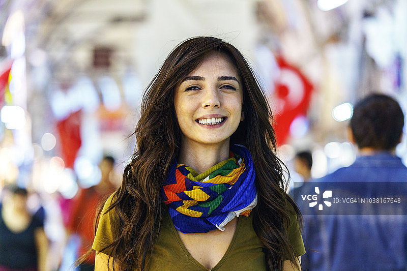 在土耳其伊斯坦布尔大巴扎的年轻土耳其女子图片素材