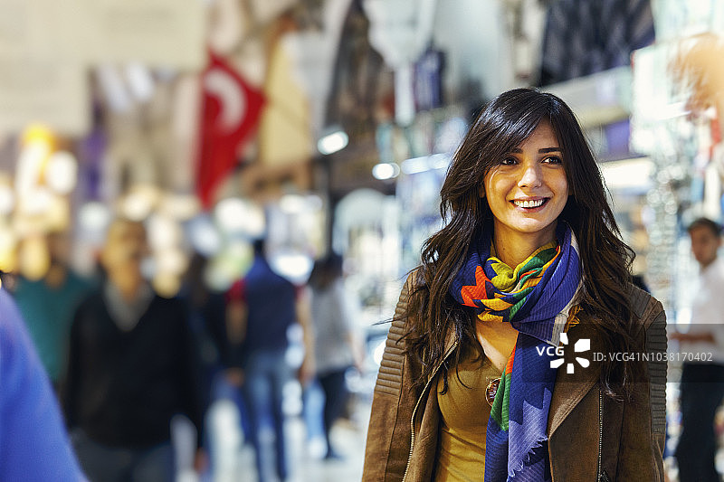 在土耳其伊斯坦布尔大巴扎的年轻土耳其女子图片素材