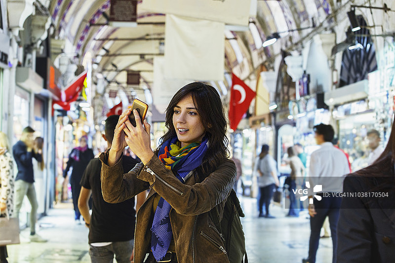 在土耳其伊斯坦布尔大巴扎的年轻土耳其女子图片素材