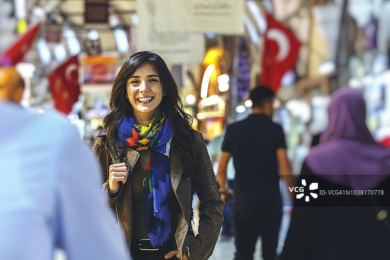 在土耳其伊斯坦布尔大巴扎的年轻土耳其女子图片素材