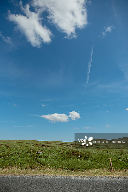 蓝天下的绿色景观图片素材