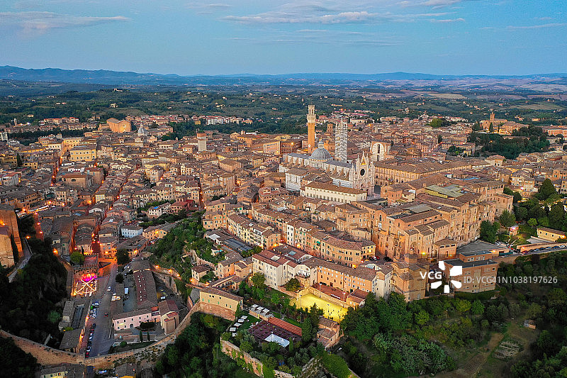 日落后的锡耶纳图片素材
