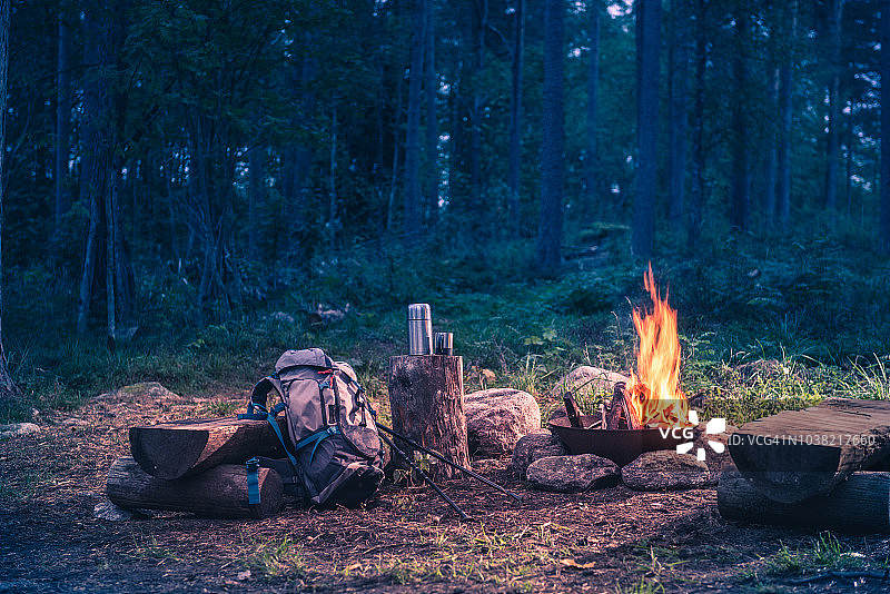森林旅行中篝火旁的度假目的地图片素材