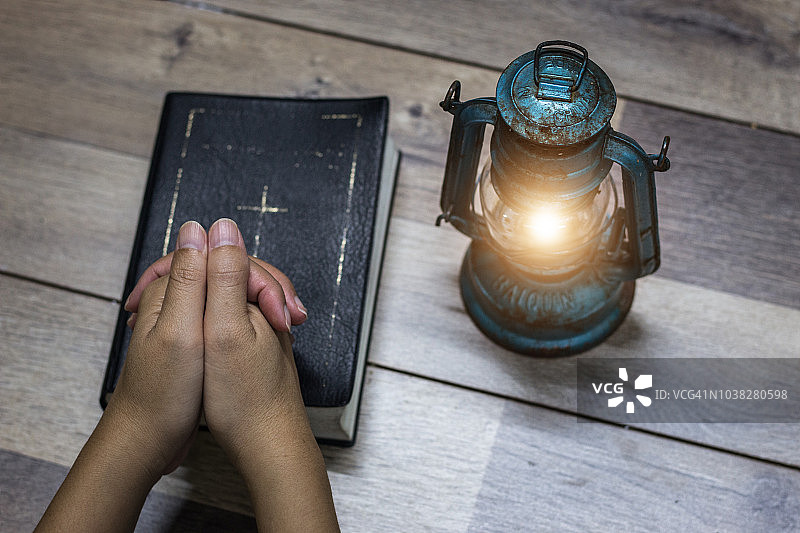 妇女在读圣经图片素材