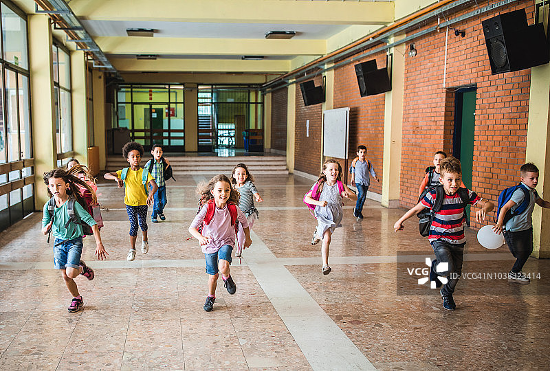 一群小学生在学校走廊里奔跑图片素材