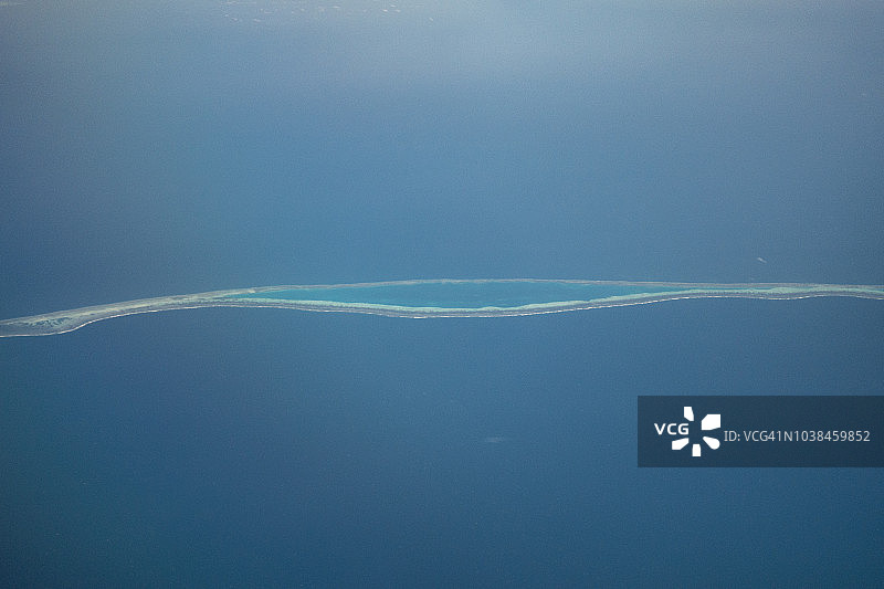在南海上的闪闪群岛上的柏礁白天从飞机上鸟瞰图片素材