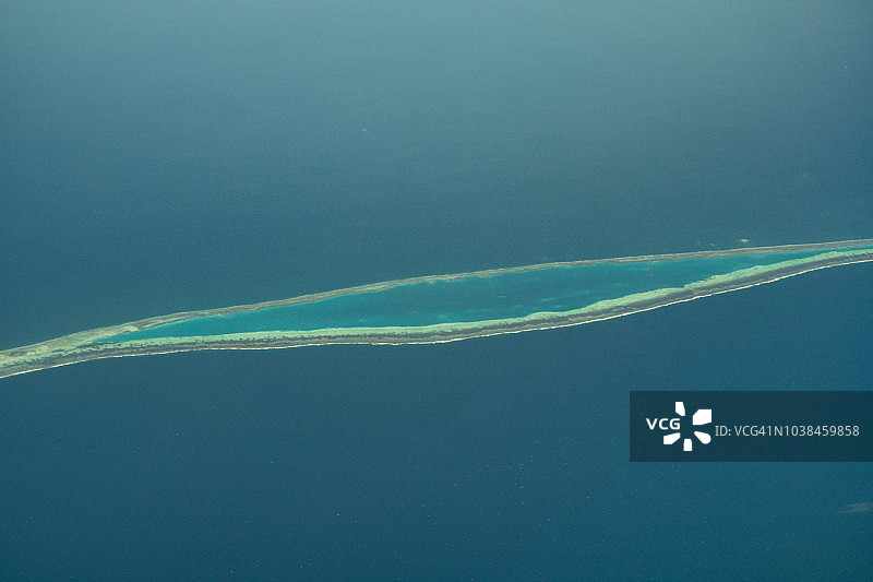 在南海上的闪闪群岛上的柏礁白天从飞机上鸟瞰图片素材