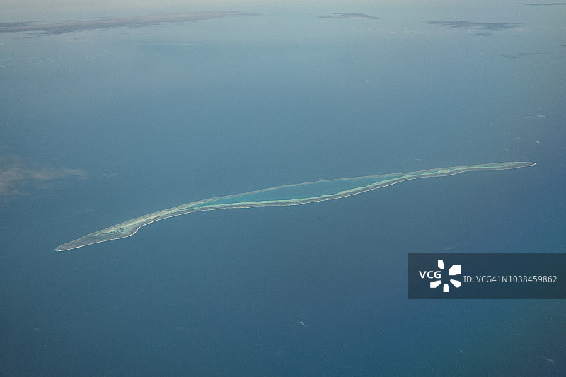 在南海上的闪闪群岛上的柏礁白天从飞机上鸟瞰图片素材