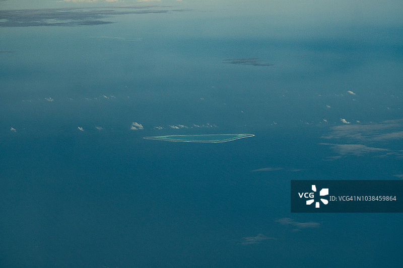 白天在南海从飞机上鸟瞰毕生礁图片素材