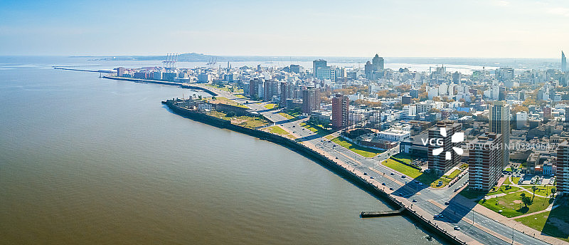 乌拉圭蒙得维的亚海岸线及老城区高角度航拍图片素材